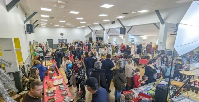 photo  ils étaient nombreux, parents, enfants et grands-parents, à s’être déplacé au marché de noël, dimanche, à la salle des fêtes, organisé par l’association des parents d’élèves. les nombreux exposants présents ont fait le bonheur des badauds pour dénicher un cadeau pour les fêtes.  &copy;  ouest-france 