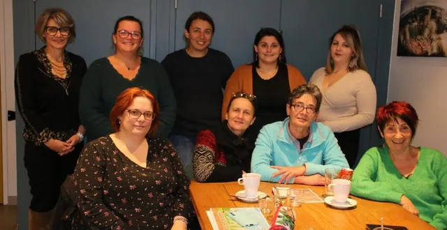 photo  céline chanteloup, présidente, (debout, 2e à droite), accompagnée des membres du bureau et bénévoles, et d’anne noyer, directrice de l’école, (debout, à gauche).  &copy;  ouest-france 