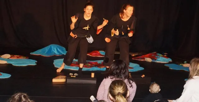 photo  lundi et mardi, le service petite enfance les p’tits bouts du maine a convié les familles du territoire à venir assister à un spectacle, pour les enfants à partir de 6 mois. « touik touik philomèle », de la compagnie à trois branches, a été applaudi par 250 spectateurs, à la salle polyvalente.  &copy;  ouest-france 