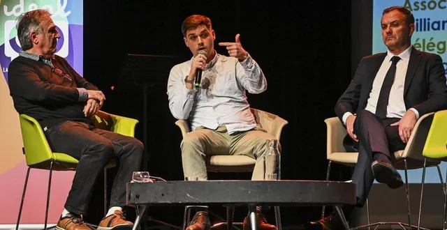 photo  luc monnin – architecte (à gauche), ? william acker – délégué général de l’association des gens du voyage citoyens (au centre) et george bos – directeur de mission interministérielle à l’hébergement et à l’accès au logement (à droite) ont participé à la première table ronde de la 16e journée nationale des gens du voyage au mans.  &copy;  denis lambert 