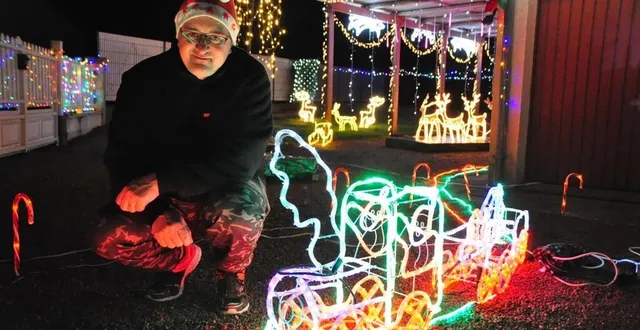 photo  christophe sodreau et son épouse laëtitia illuminent leur maison depuis six ans. chaque année, le couple rajoute quelques nouveautés.  &copy;  le maine libre 
