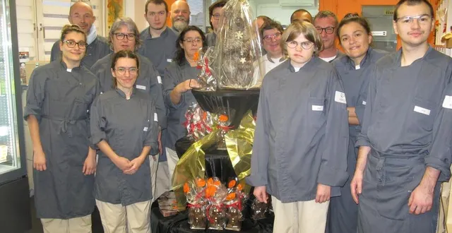 photo  les travailleurs ont posé avec l’ours et les oursons qu’ils ont fabriqués pour la tombola de noël. quel sera l’heureux client qui l’emportera ?  &copy;  ouest-france 