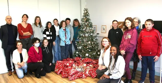 photo  une partie des investigateurs autour du sapin, dont le nouveau principal erik le mellionnec.  &copy;  le maine libre 