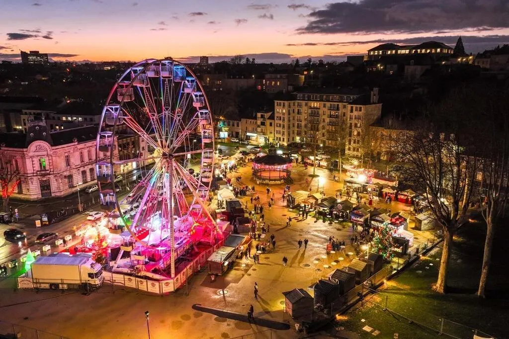 Lumières de Laval. La grande roue et le marché de Noël vus du ciel
