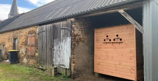 photo  les agents municipaux ont installé le pigeonnier contraceptif en centre bourg.  &copy;  le maine libre 