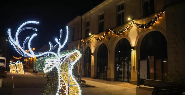 photo  la place de la mairie accueillera le marché de noël de 17 h 30 à 23 h.  &copy;  archives ouest-france 