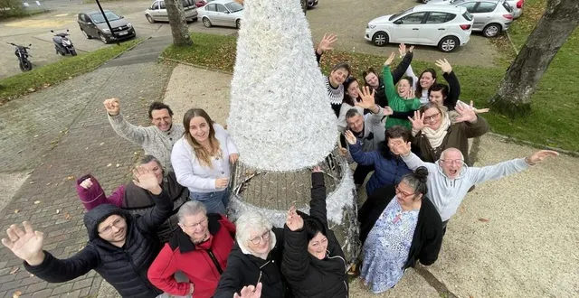 photo  les comédiens de la troupe le théatro et les habitants du quartier de villeneuve travaillent depuis la rentrée à la réalisation du programme, des décors et des costumes pour le dîner-spectacle de noël qui se tiendra au centre social édith bonnem vendredi 22 décembre 2023.  &copy;  ouest-france 