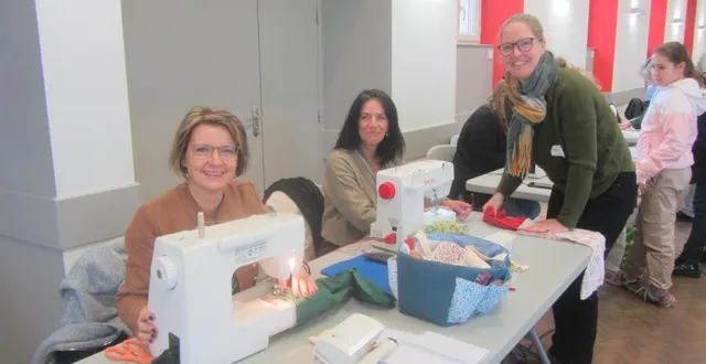 photo  les adultes et les jeunes ont pu, lors de cette journée couture en famille, réaliser des créations et se former sur les machines à coudre.  &copy;  ouest-france 
