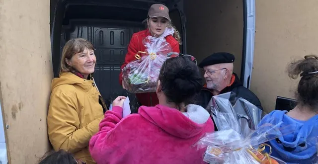 photo  jean-louis mustière et jacqueline butaeye, de l’association vivre à beaulieu, ont distribué leur traditionnel panier de noël, avec l’aide d’angélique ferrante, employée polyvalente de carrefour market.  &copy;  ouest-france 