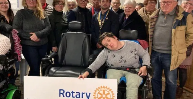 photo  monsieur et madame ly (au centre) avec thomas martineau, président du rotary et des membres de marcher pour servir avec, à gauche de la photo, aurélie, ergothérapeute et alexandra, monitrice éducatrice à la mas des collines, et margaux, une des résidentes.  &copy;  le maine libre 