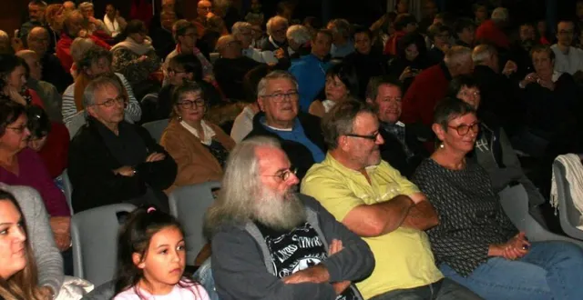 photo  les fans des beatles, ont répondu présent au dernier concert du duo de caroll-macsana.  &copy;  le maine libre 
