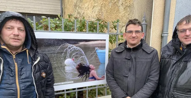 photo  sébastien halbout, jérôme paineau et gilles murail ont installé les photos samedi matin.  &copy;  le maine libre 