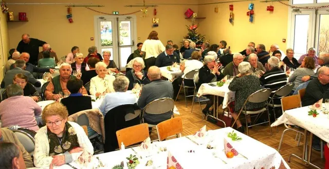 photo  l’heure était aux retrouvailles et à la bonne ambiance pour ce traditionnel repas de noël de génération mouvement.  &copy;  le maine libre 