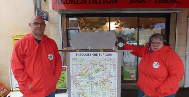 photo  xavier froger, secrétaire, et séverine loison, trésorière, préparent avec les 25  bénévoles de l’association cré’baz’art musik, le noël au village.  &copy;  ouest-france 