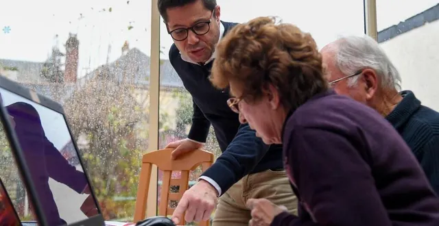 photo  le plessis-grammoire, jeudi 7 décembre 2023. antoine marguerie en pleine séance avec thérèse et jean-maurice, septuagénaires.  &copy;  co – laurent combet 