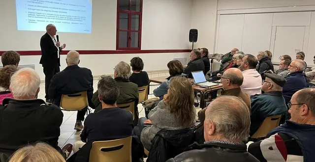 photo  vincent hulot, maire, a consulté la population sur le sujet des zones de production d’énergies renouvelables.  &copy;  le maine libre 