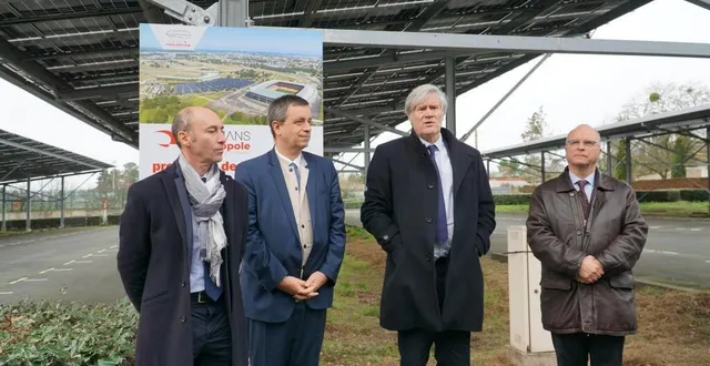 photo  le président-directeur général d’edf luc rémont (deuxième à gauche), était présent pour l’inauguration officielle des ombrières photovoltaïques.  &copy;  le maine libre 