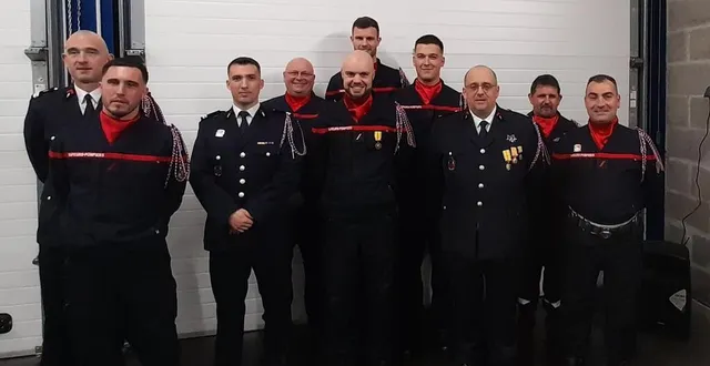 photo  les pompiers honorés (grades, médailles et galons) lors de la cérémonie.   &copy;  ml 