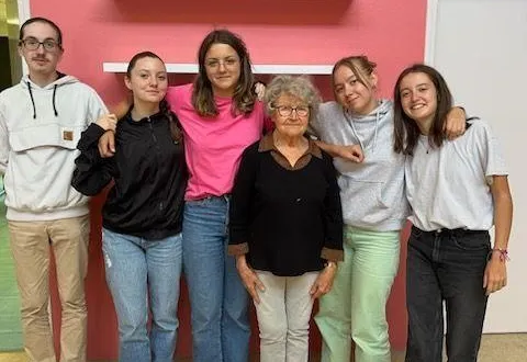 photo  évelyne chrétien, au centre, entourée des jeunes de la troupe vanikoro recomposée pour la circonstance. de gauche à droite : clément, aurore, zoéline, lycéens ; maëlis et tara, collégiennes.  &copy;  vanikoro 