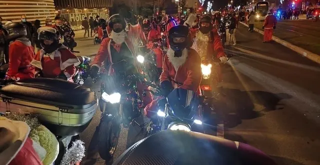 photo  en 2021, 350 motards déguisés en père noël avaient fait rugir leur engin boulevard foch à angers.  &copy;  motards du 49 