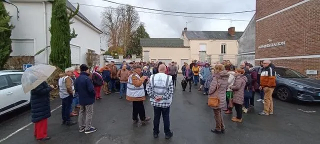 photo  la population était réunie dans la cour du centre hospitalier lors du conseil de surveillance de l’hôpital de saint-calais, mercredi 13 décembre 2023.  &copy;  ouest-france 