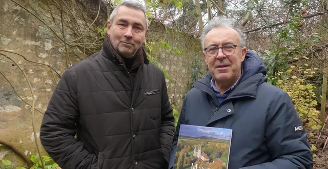 photo  michel floquet et hubert raguet ont coopéré pour présenter une trentaine de manoirs du perche  &copy;  ouest-france 