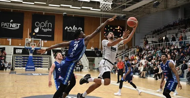photo  kameronn selebangue a inscrit 20 points contre chartres.  &copy;  clotilde briand 