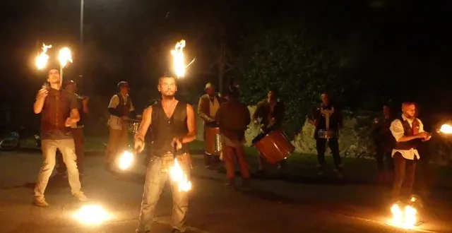 photo  le marché de noël se terminera avec les jongleurs de feu de bille de clown.  &copy;  ouest-france 