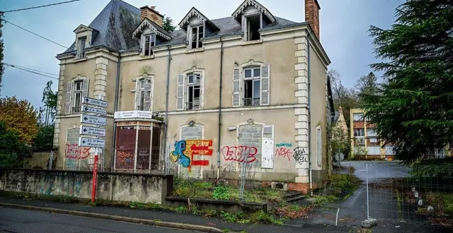 photo  le site comporte plusieurs bâtiments que le propriétaire souhaite raser pour y installer un hôtel et une pizzeria. mais les discussions avec la ville sont au point mort.  &copy;  le maine libre – yvon loué 