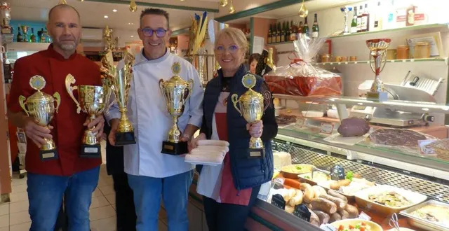 photo  alain chevalier, pascal buret et isabelle buret présentent les coupes remportées en 2023.   &copy;  le maine libre 