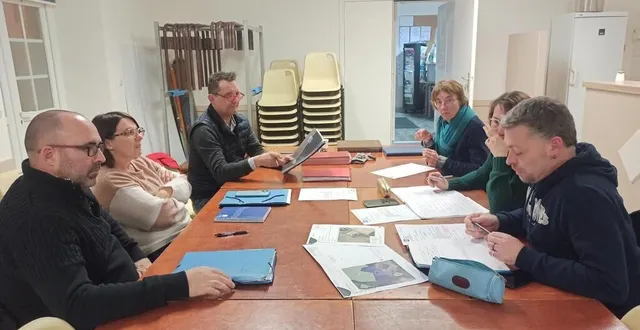 photo  l’équipe municipale, autour de sylvain poirrier, maire, pour le dernier conseil de l’année.  &copy;  le maine libre 