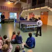 photo émeric martin, champion de tennis de table handisport, est venu échanger des paroles et des balles avec les élèves de l’école saint-louis-notre-dame de briouze, dans l’orne.