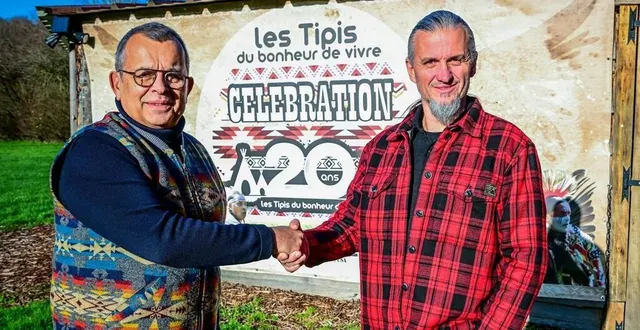 photo  jean lemoro, le propriétaire des tipis du bonheur de vivre et son successeur stéphane roux devant la bâche qu’il a réalisée pour les 20 ans du camp.  &copy;  photo le maine libre yvon loue 