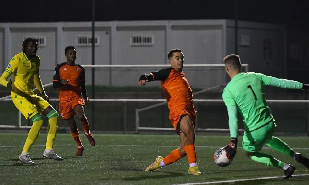 Football. N3 Laval sort un match référence pour battre Nantes . Sport