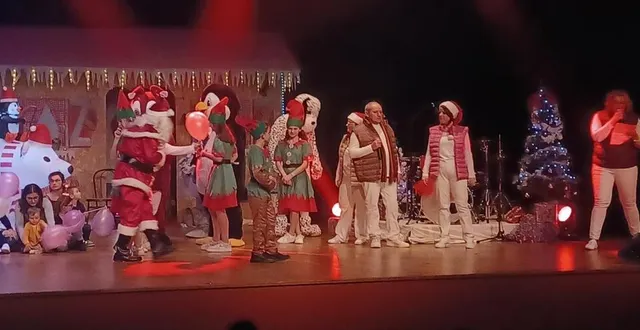 photo  la troupe univers scène a régalé son public par les chants de qualités et de magnifiques décors. 