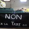 photo un bac de déchets préparé par le collectif reprenant son opposition à la taxe des ordures ménagères.
