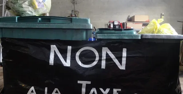 photo  un bac de déchets préparé par le collectif reprenant son opposition à la taxe des ordures ménagères.  &copy;  jean-yves leclerc 