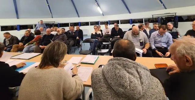 photo  présidents ou représentants de section du vsf présents à l’assemblée générale face au bureau du vsf central.  &copy;  le maine libre 