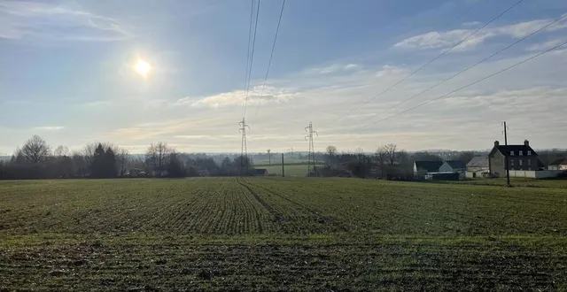 photo  ce champ, situé rue paul-garnier à la selle-la-forge, à la sortie de flers, va être transformé en une zone d’activité, appelée zone du jardinet.  &copy;  ouest-france 