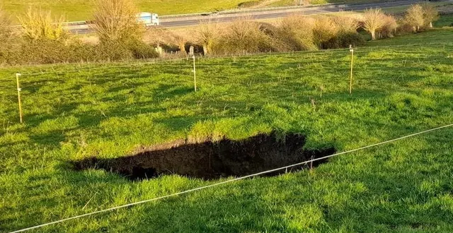photo  un trou en formation, au milieu d’un champ à coulmer.  &copy;  ouest-france 