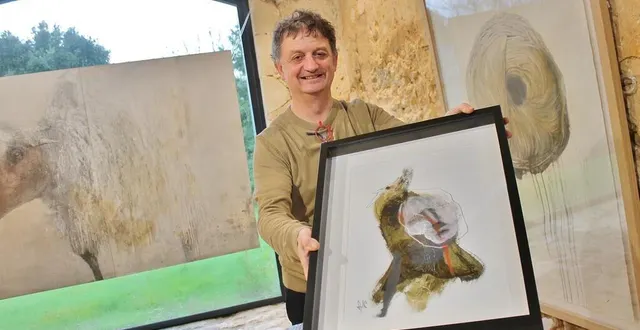 photo  éric dos santos propose d’envoyer à domicile des œuvres du catalogue de sa galerie nichée au milieu des bois, à parcé-sur-sarthe.  &copy;  ouest-france 