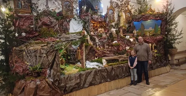 photo  louise, 7 ans, accompagnée par son papa françois montambault, bénévole, a participé pour la première fois à l’agencement de la crèche.  &copy;  ouest-france 