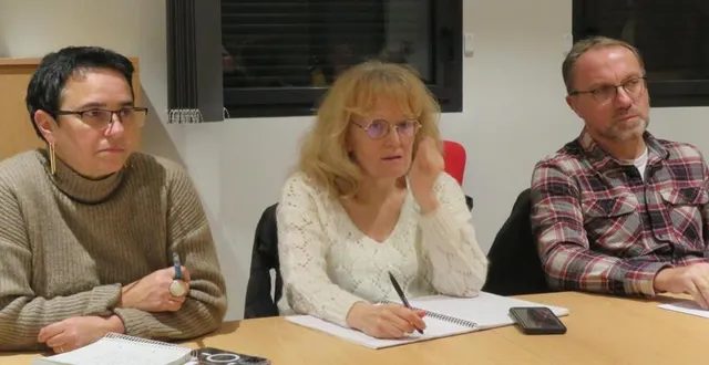 photo  carole vinette, jocelyne martin et stéphane champion au cours de la dernière séance de conseil municipal.  &copy;  le maine libre 
