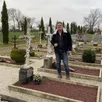 photo  charlie letetrel, le maire, dans le cimetière municipal. 