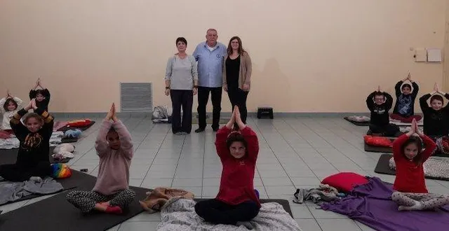 photo  au fond, margaret et michel michel saint-ouen, ainsi que élodie david, avec les enfants, au cours d’une séance.  &copy;  ouest-france 