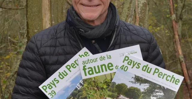 photo  emmanuel berck, nouveau rédacteur en chef du pays du perche, avec les trois numéros parus en 2023.  &copy;  jugoslav spiroski 