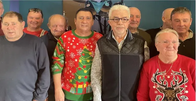 photo  les membres du comité des fêtes, avec leur président et le maire (au centre).  &copy;  ouest-france 