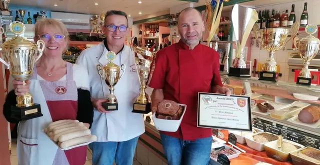 photo  de gauche à droite : isabelle et pascal buret, accompagnés de leur chef de cuisine, alain chevalier, avec les coupes gagnées cette année.  &copy;  ouest-france 
