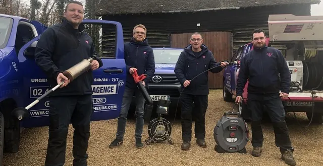photo  denis diaz et baptiste liberg (au centre) sont associés à la tête de la franchise sarthoise de la compagnie des déboucheurs qui emploie aussi deux techniciens d’intervention.  &copy;  le maine libre 