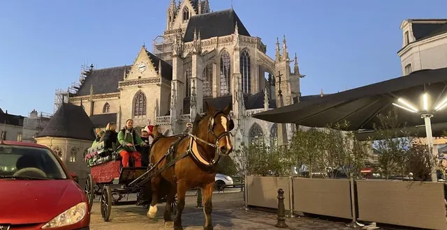 photo  la ferté-bernard, 16 décembre 2023. les tours de calèche autour de l’église notre-des-marais ont ravi les enfants… et leurs parents.  &copy;  le maine libre 